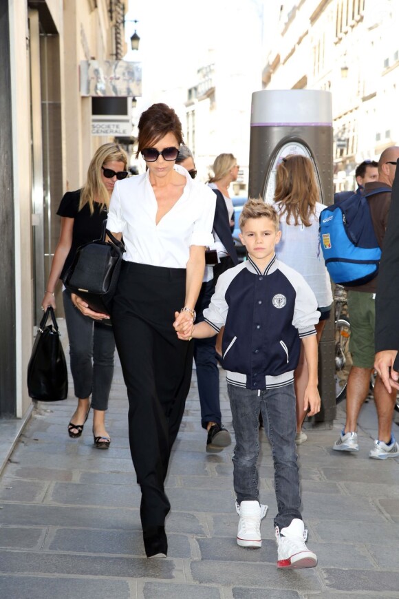 Victoria Beckham dans les rues de Paris avec son fils Romeo le 23 juillet 2012