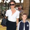 Victoria Beckham arrive à Paris avec son fils Romeo le 23 juillet 2012