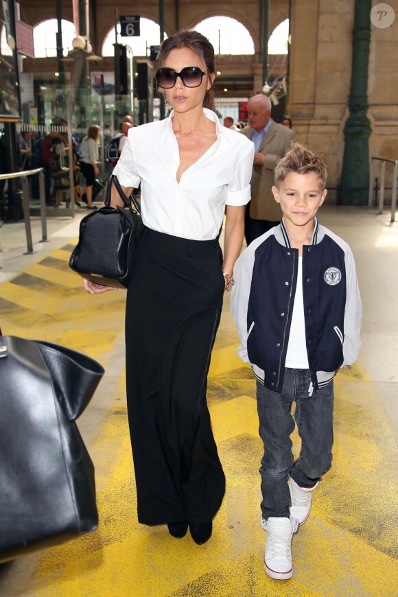 Victoria Beckham arrive à Paris avec son fils Romeo le 23 juillet 2012