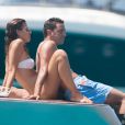 Xavi Hernandez et sa compagne très proches sur leur yacht au large de la petite île d'Ibiza le 20 juillet 2012