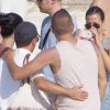 Xavi Hernandez pose avec ses fans pendant que sa compagne prend la photo sur la petite île d'Ibiza le 20 juillet 2012
