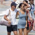 Xavi Hernandez et sa compagne marchent dans l'eau sur la petite île d'Ibiza le 20 juillet 2012