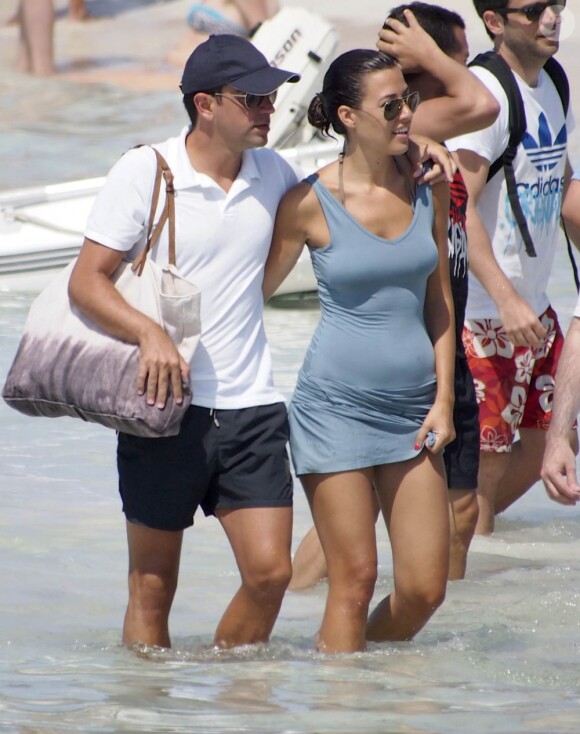 Xavi Hernandez et sa compagne marchent dans l'eau sur la petite île d'Ibiza le 20 juillet 2012