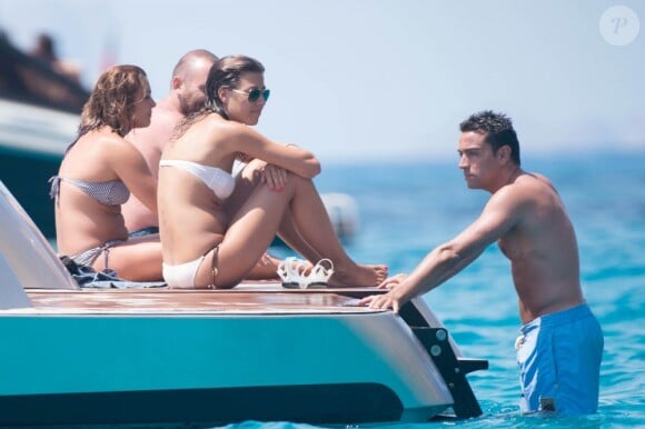 Xavi Hernandez, soucieux du bien être de sa compagne sur la petite île d'Ibiza le 20 juillet 2012