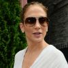 Jennifer Lopez garde le moral et le sourire malgré une météo pas franchement joyeuse. New York, le 23 juillet 2012.