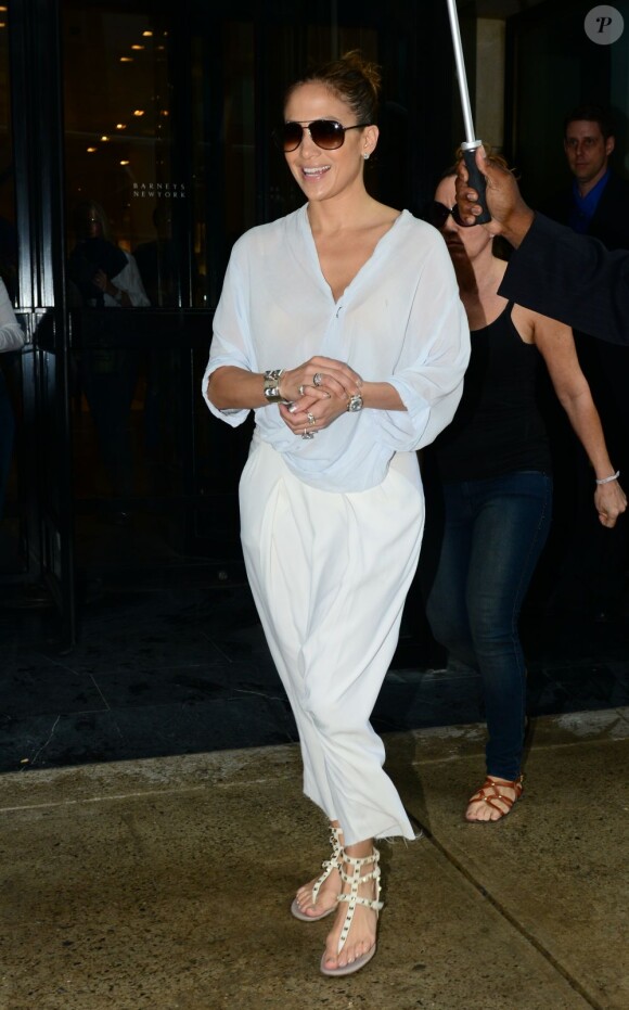 Jennifer Lopez tout sourire à la sortie du centre commercial Barney's New York à New York, le 23 juillet 2012.