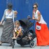 Jessica Alba avec sa nounou se balade à New York avec ses filles Honor et Haven. Le 24 juillet 2012