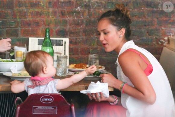 Douce pause gourmande dans un café de New York pour Jessica Alba, ses filles Honor et Haven et la nounou. Le 24 juillet 2012