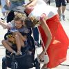 Belle journée à New York ! Jessica Alba en balade avec ses filles Honor et Haven. Le 24 juillet 2012