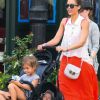 Jessica Alba avec sa nounou se balade à New York avec ses filles Honor et Haven. Le 24 juillet 2012
