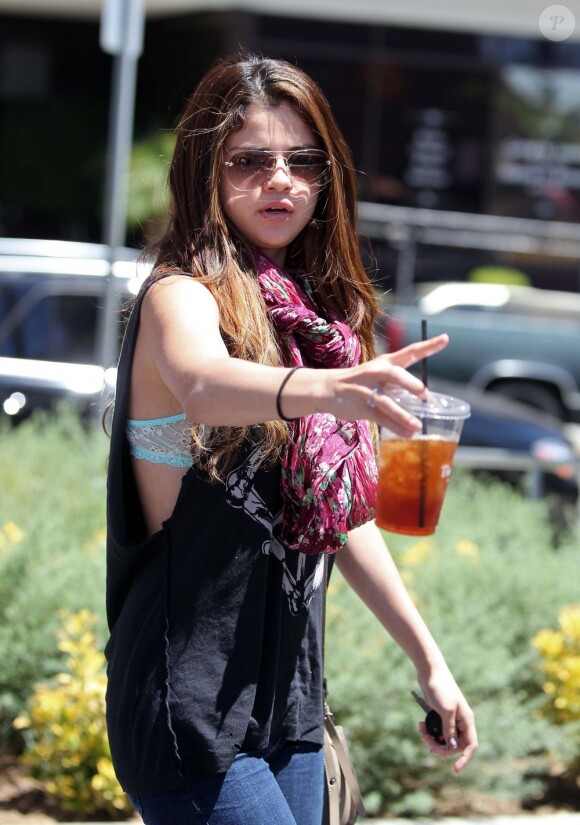 Selena Gomez et ses parents démarrent la journée tranquillement avec un petit-déjeuner chez Panera Bread dans le quartier d'Encino. Los Angeles, le 24 juillet 2012.
