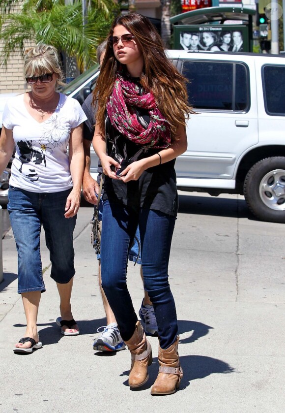 Selena Gomez et ses parents démarrent la journée tranquillement avec un petit-déjeuner chez Panera Bread dans le quartier d'Encino. Los Angeles, le 24 juillet 2012.