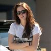 Kristen Stewart supplie les photographes d'arrêter de la suivre le 19 juillet 2012 à Los Angeles, quelques jours après avoir eu une aventure avec le réalisateur Ruprert Sanders