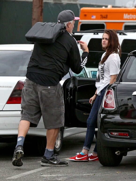 Kristen Stewart s'énerve contre son coach sportif le 18 juillet 2012, quelques jours après avoir eu une aventure avec le réalisateur Rupert Sanders à Los Angeles
