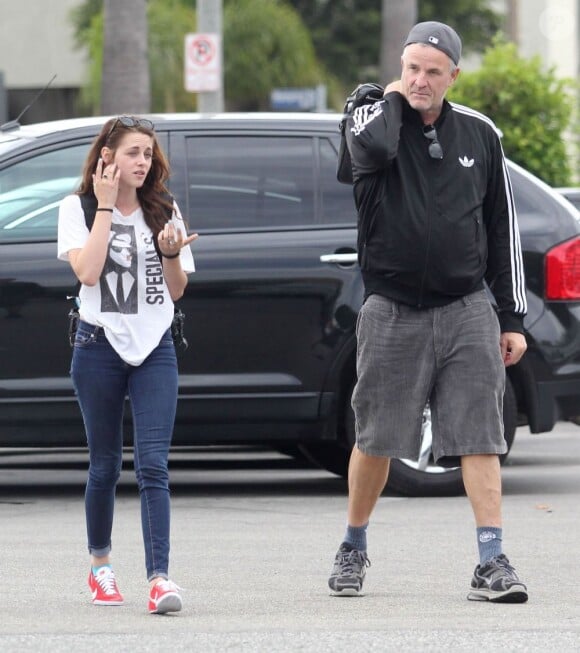 Kristen Stewart  s'énerve contre son coach sportif le 18 juillet 2012, quelques jours après avoir eu une aventure avec le réalisateur Rupert Sanders à Los Angeles