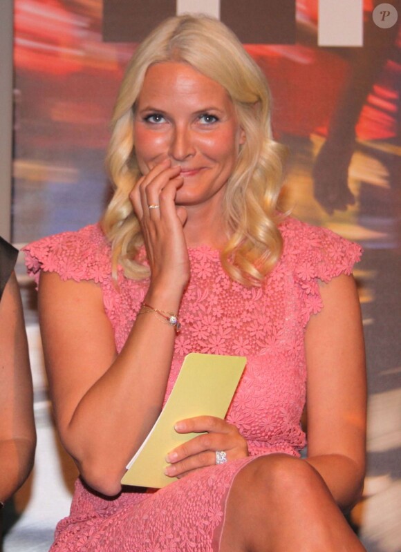 La princesse Mette-Marit de Norvège, ambassadrice de UNAIDS, lors d'un gala de bienfaisance contre le sida avec l'actrice Debra Messing, ambassadrice de PSI, à la Corcoran Art Gallery de Washington le 25 juillet 2012.