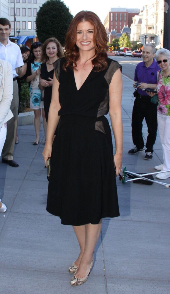 L'actrice Debra Messing, ambassadrice de PSI, arrive à la Corcoran Art Gallery de Washington pour un gala de bienfaisance contre le sida le 25 juillet 2012.