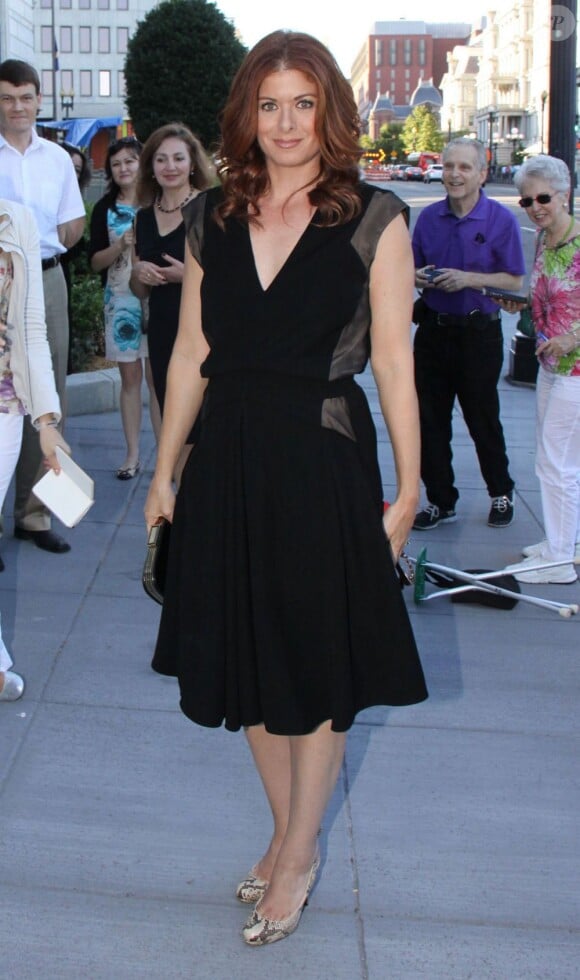L'actrice Debra Messing, ambassadrice de PSI, arrive à la Corcoran Art Gallery de Washington pour un gala de bienfaisance contre le sida le 25 juillet 2012.