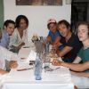 Sonia Rolland à table avec ses amis à Ibiza pour présenter le film Désordres, le 26 juillet 2012.