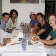 Sonia Rolland à table avec ses amis à Ibiza pour présenter le film  Désordres , le 26 juillet 2012.