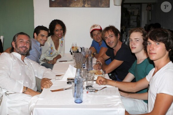 Sonia Rolland à table avec ses amis à Ibiza pour présenter le film Désordres, le 26 juillet 2012.