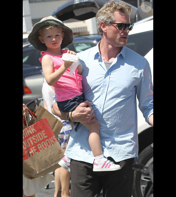 L'acteur Eric Dane, accompagné de sa femme Rebecca Gayheart, photographiés revenant du marché bio de Brentwood, le dimanche 29 juillet 2012.