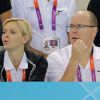 Le prince Albert et la princesse Charlene de Monaco étaient à l'Aquatics Centre de Londres le 29 juillet 2012 pour les épreuves de natation des Jeux olympiques 2012.