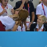 JO - Les princesses Charlene et Mary en forme olympique au bord de la piscine