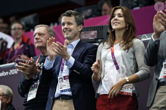 Le prince Frederik et la princesse Mary de Danemark, avec la reine Margrethe, le prince Henrik et la princesse Benedikte, devant le match de handball du tournoi olympique masculin Danemark - Hongrie, remporté par les Danois (27-25).