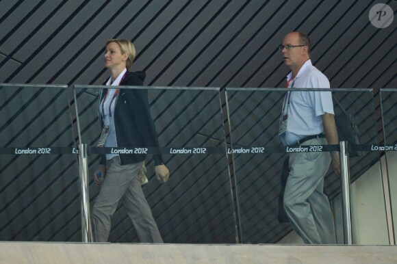 Le prince Albert et la princesse Charlene de Monaco étaient à l'Aquatics Centre de Londres le 29 juillet 2012 pour les épreuves de natation des Jeux olympiques 2012.