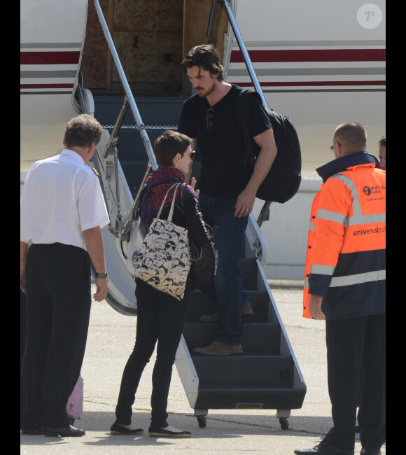 Anne Hathaway et Christian Bale quittant la France après la promotion avortée de The Dark Knight Rises, le 21 juillet 2012