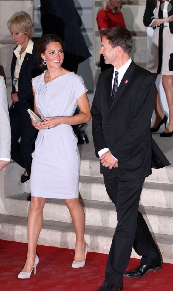Kate Middleton a été raccompagnée par le secrétaire d'Etat à la Culture Jeremy Hunt après la réception Creative Industries organisée par le Founders Forum et pour la campagne gouvernementale GREAT, à l'Académie royale des arts de Londres, le 30 juillet 2012, en marge des JO.