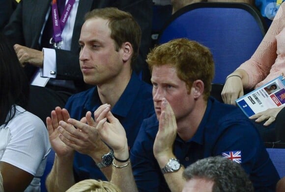 Le prince William et le prince Harry ont applaudi la médaille de bronze de l'équipe masculine britannique dans le concours général de gymnastique, le 30 juillet 2012.
