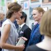 Kate Middleton, dans une robe Roksanda Ilincic, en discussion avec Stella McCartney lors de la réception Creative Industries organisée par le Founders Forum et pour la campagne gouvernementale GREAT, à l'Académie royale des arts de Londres, le 30 juillet 2012, en marge des JO.