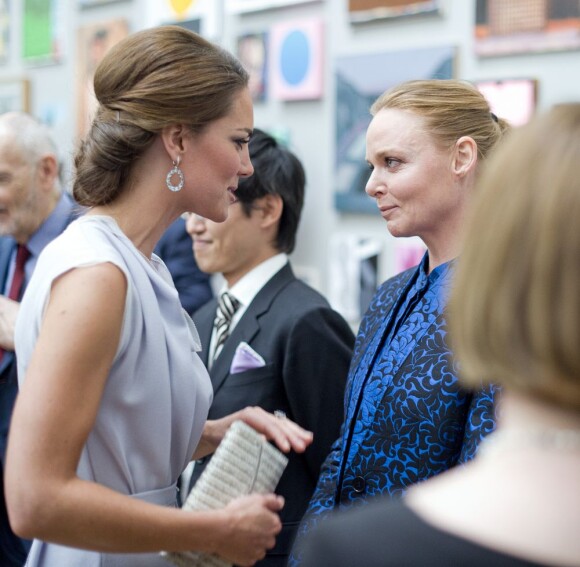 Kate Middleton, dans une robe Roksanda Ilincic, en discussion avec Stella McCartney lors de la réception Creative Industries organisée par le Founders Forum et pour la campagne gouvernementale GREAT, à l'Académie royale des arts de Londres, le 30 juillet 2012, en marge des JO.