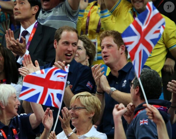 Le prince William et le prince Harry ont applaudi la médaille de bronze de l'équipe masculine britannique dans le concours général de gymnastique, le 30 juillet 2012.