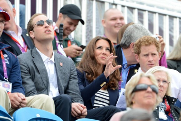 Kate Middleton et le prince William à Greenwich Park avec le prince Harry le 31 juillet 2012 pour voir Zara Phillips glaner sa première médaille olympique.