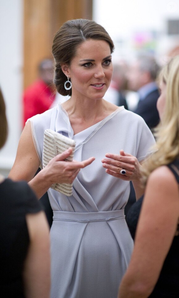 Kate Middleton, dans une robe Roksanda Ilincic, lors de la réception Creative Industries organisée par le Founders Forum et pour la campagne gouvernementale GREAT, à l'Académie royale des arts de Londres, le 30 juillet 2012, en marge des JO.