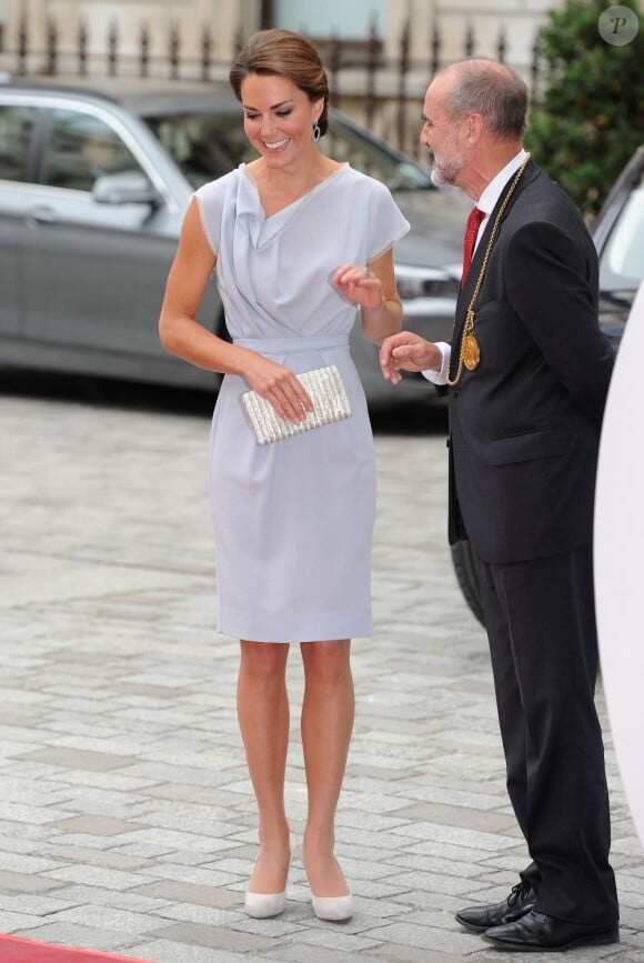 Kate Middleton, dans une robe Roksanda Ilincic, lors de la réception Creative Industries organisée par le Founders Forum et pour la campagne gouvernementale GREAT, à l'Académie royale des arts de Londres, le 30 juillet 2012, en marge des JO.