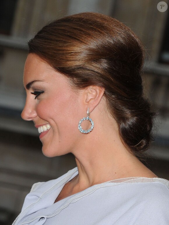 Kate Middleton, dans une robe Roksanda Ilincic, lors de la réception Creative Industries organisée par le Founders Forum et pour la campagne gouvernementale GREAT, à l'Académie royale des arts de Londres, le 30 juillet 2012, en marge des JO.