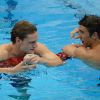 Yannick Agnel félicité par Michael Phelps après avoir décroché l'argent lors du relais 4x200 m lors des Jeux olympiques de Londres le 31 juillet 2012