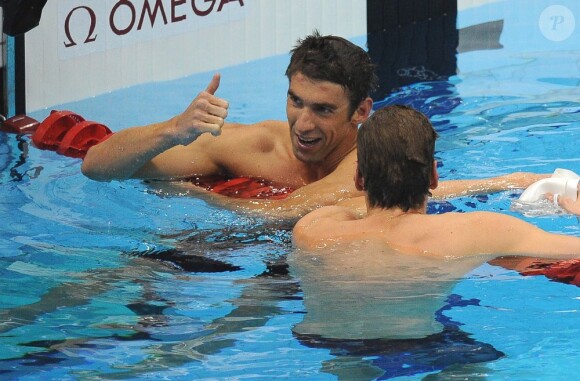 Yannick Agnel félicité par Michael Phelps après avoir décroché l'argent lors du relais 4x200 m lors des Jeux olympiques de Londres le 31 juillet 2012