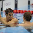 Yannick Agnel félicité par Michael Phelps après avoir décroché l'argent lors du relais 4x200 m lors des Jeux olympiques de Londres le 31 juillet 2012