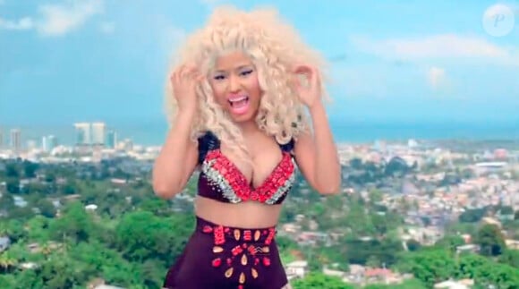 Nicki Minaj dans le clip de Pound the Alarm