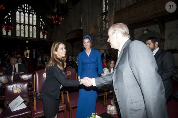 La princesse Haya saluée par le prince Andrew sous le regard de la cheikha Mozah bint Nasser Al Missned, présidente de la Qatar Foundation, lors du Global Health Policy Summit au palais Guildhall à Londres, le 1er août 2012