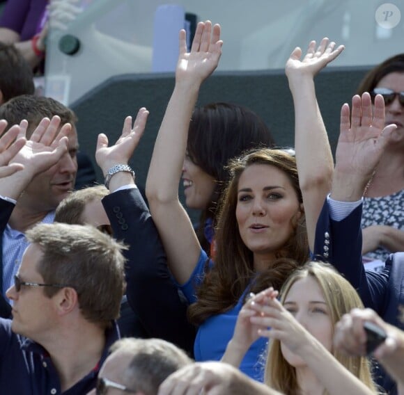 Championne de la ola ! Kate Middleton et le prince William ont fait la ola pour Andy Murray et acclamé sa nette victoire sur Nicolas Almagro en quart de finale des Jeux olympiques, à Wimbledon, le 2 août 2012.