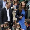 Kate Middleton, magnifique dans sa robe Stella McCartney, et le prince William, pins du Team GB à sa veste, ont fait la ola pour Andy Murray et acclamé sa nette victoire sur Nicolas Almagro en quart de finale des Jeux olympiques, à Wimbledon, le 2 août 2012.