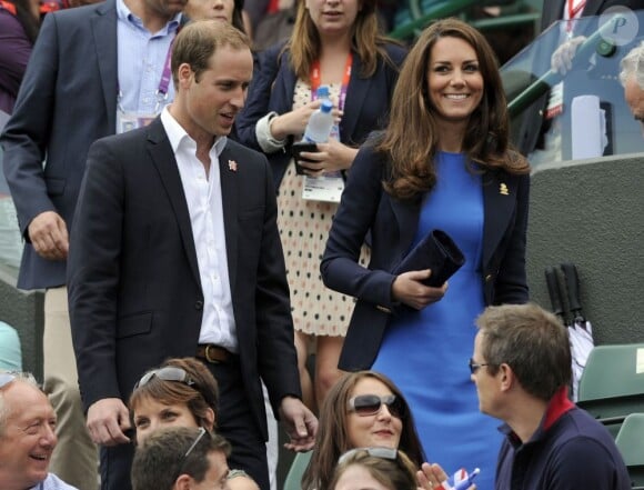Kate Middleton, magnifique dans sa robe Stella McCartney, et le prince William, pins du Team GB à sa veste, ont fait la ola pour Andy Murray et acclamé sa nette victoire sur Nicolas Almagro en quart de finale des Jeux olympiques, à Wimbledon, le 2 août 2012.