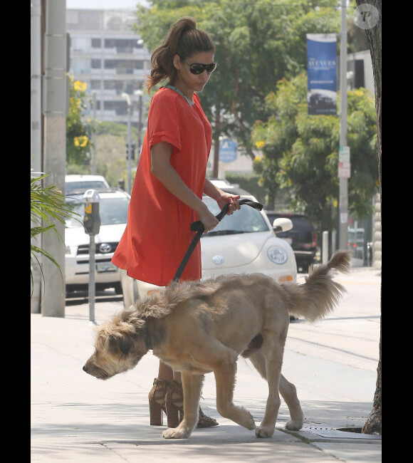 Eva Mendes se rend au salon de beauté Katara à Los Angeles en compagnie du chien de Ryan Gosling