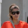 Eva Mendes n'a pas vraiment la tenue adéquate lorsqu'elle promène le chien de Ryan Gosling dans les rues de Los Angeles le 2 août 2012